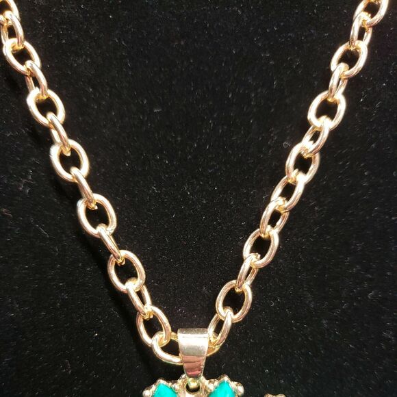 Amrita Singh Signed Necklace, Large Green Flower Medallion Pendant, Gold Tone - Picture 4 of 11